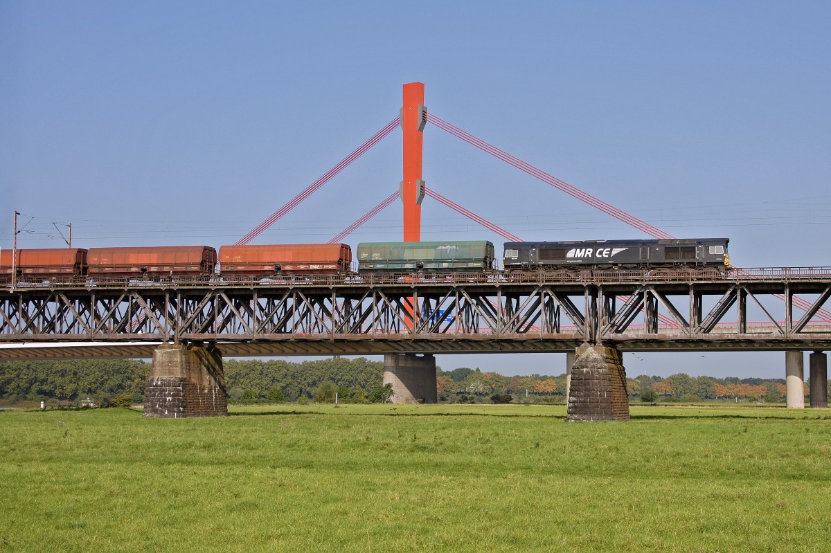 Lok Class 66 von MRCE mit Waggons am 22.09.2014 auf der Haus-Knipp-Brücke in Duisburg.