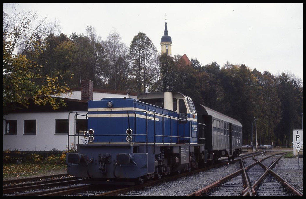 Lok D 03 der Regentalbahn mit einem vierachsigen Umbau Wagen am 17.10.1993 im Bahnhof Viechtach.
