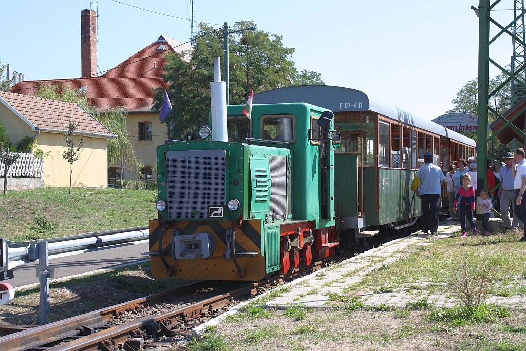 Lok D 04-601 der Börsöny Kisvasút am 07.September 2013 mit dem Sz 7404 nach Márianosztra in der Hst. Szob.

