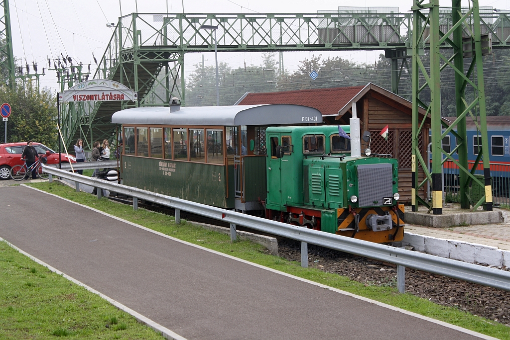 Lok D 04-601 der Börsöny Kisvasút am 28.September 2013 mit dem Sz 7402 nach Márianosztra in der Hst. Szob.