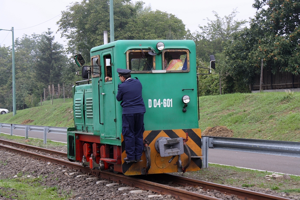 Lok D 04-601 der Börsöny Kisvasút am 28.September 2013 auf Rangierfahrt in der Hst. Szob.

