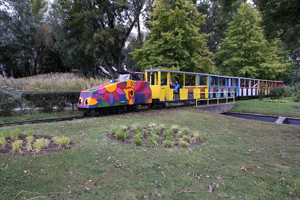 Lok D 1 der wiener Donauparkbahn am 08.Oktober 2016 kurz nach der Hst. Rosenschau.