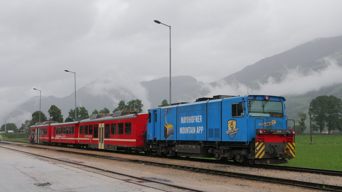 Lok D14 mit Werbung für Mayrhofner Bergbahnen und Mountain App am Zug R150 der Zillertalbahn Mayrhofen - Jenbach wartet in Fügen - Hart auf den Gegenzug; 13.06.2018
