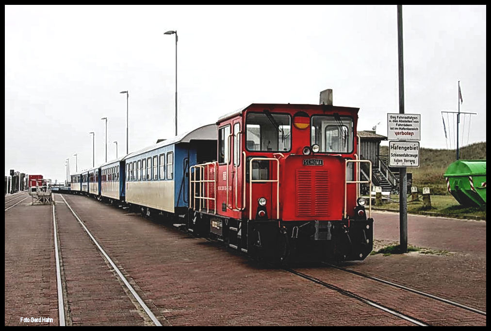 Lok DB 399108 steht am 30.9.2017 abfahrbereit mit ihrem Personenzug nach Wangerooge auf dem Anleger am Hafen.