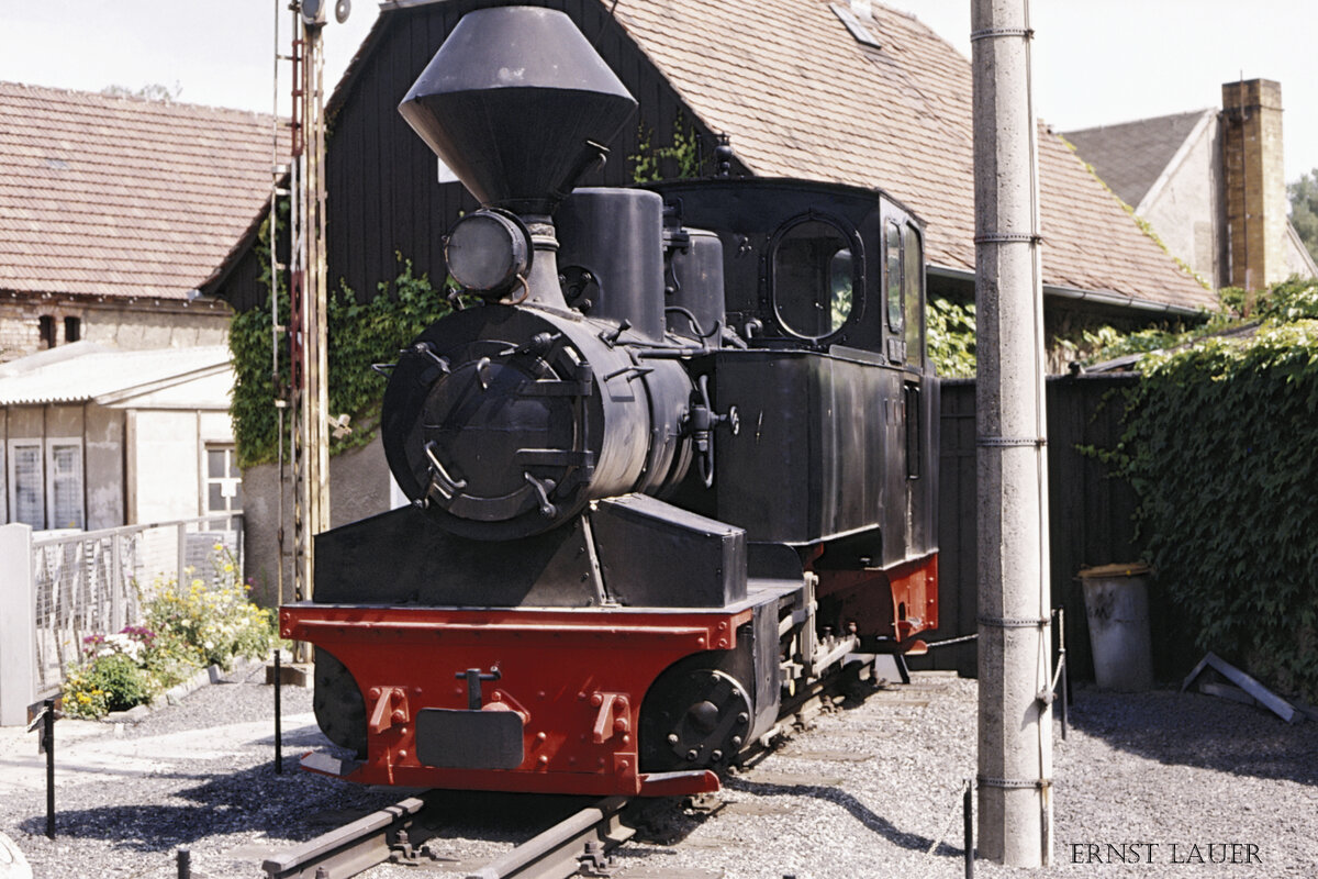 Lok Diana der Muskauer Waldeisenbahn alias 99 3312 am 23.07.1991 auf dem Denkmalsockel in Oberoderwitz (Oberlausitz).