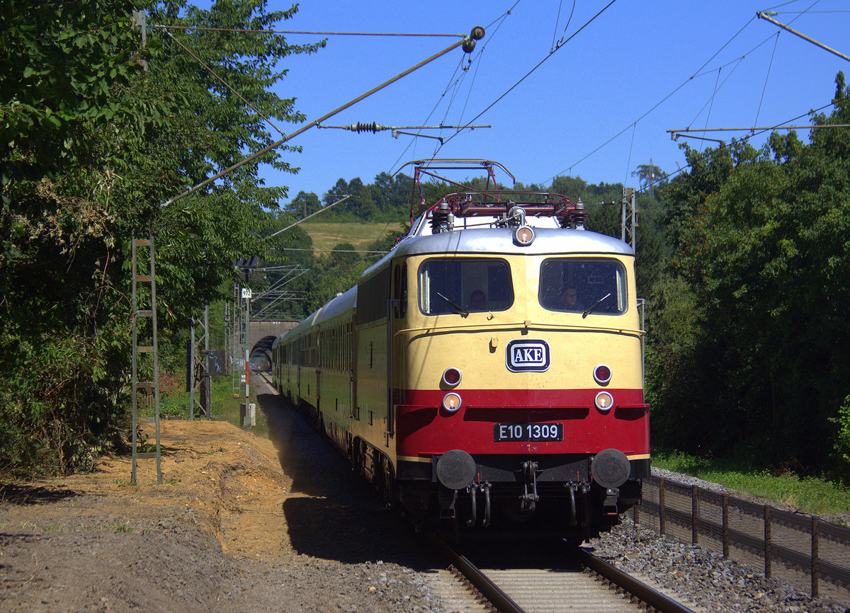 Lok E10 1309 mit dem AKE-Rheingold durchfährt den Eilendorfer-Bahnhof in Richtung Aachen.
Aufgenommen vom Bahnsteig 1 in Aachen-Eilendorf. 
Bei Sommerwetter am Nachmittag vom 1.7.2018.