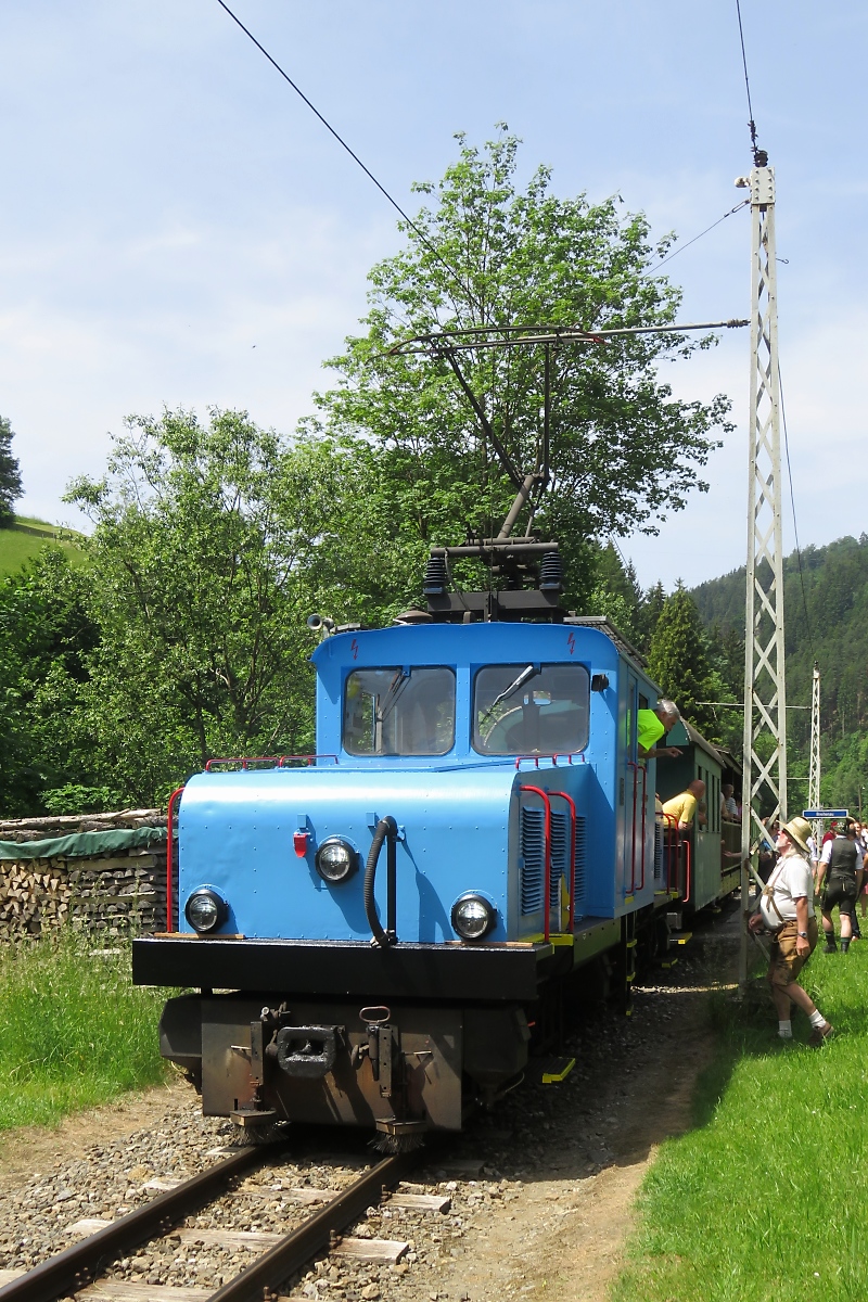 Lok E4 der Breitenauer Bahn mit Personenzug in St. Jakob Breitenau am 10.06.2019 