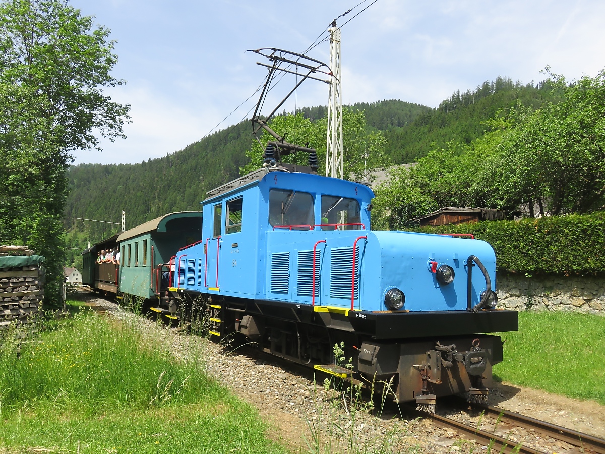 Lok E4 der Breitenauer Bahn mit Personenzug in St. Jakob Breitenau am 10.06.2019 

<a href= https://www.bahnvideos.eu/video/oesterreich~schmalspurbahnen~breitenauerbahn/21209/lok-e4-der-breitenauer-bahn-mit.html >Video der Abfahrt</a>