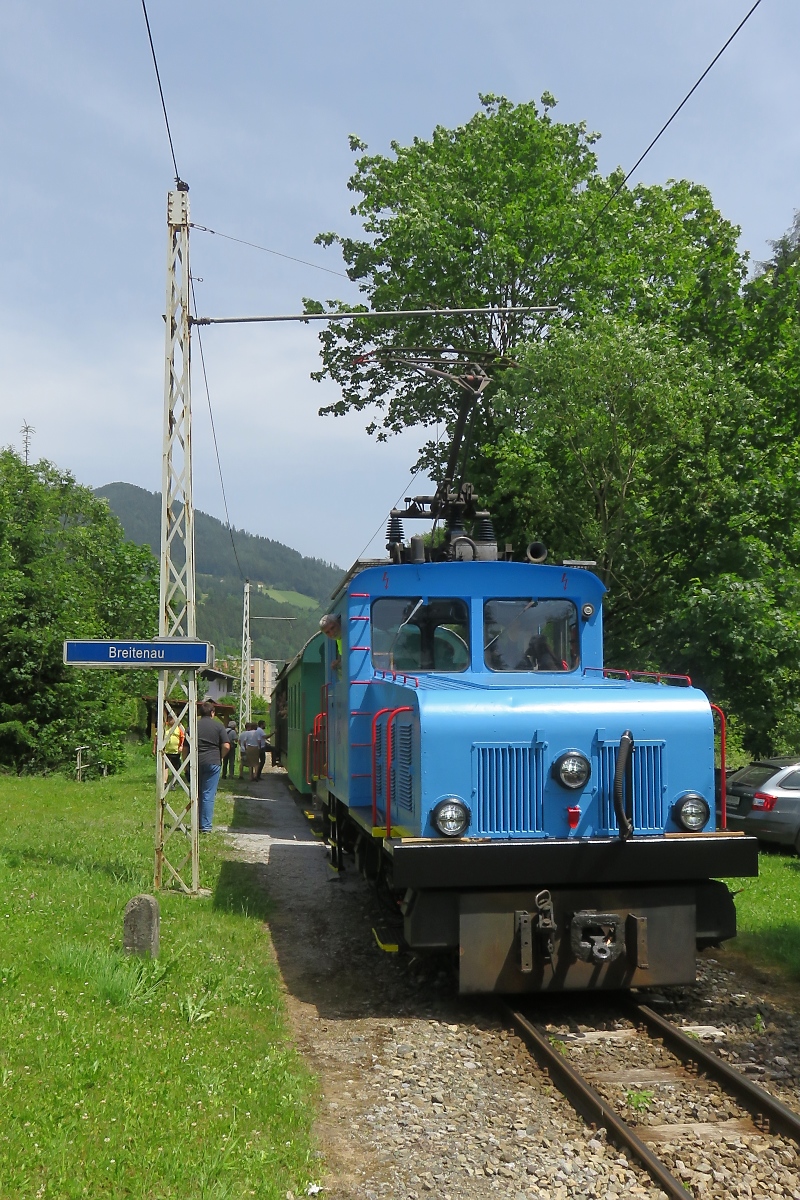 Lok E4 der Breitenauerbahn mit einem Personenzug aus Richtung Magnesitwerk in St. Jakob Breitenau eingetroffen am 10.06.2019