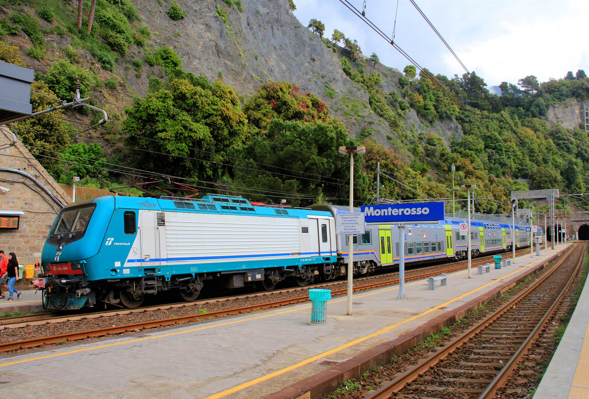 Lok E464.394 mit einem neuen Vivalto-Pendelzug in Monterosso. 9.Mai 2018 