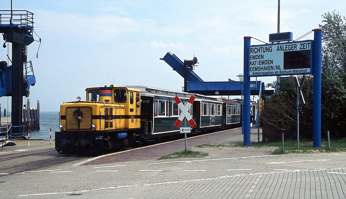 Lok  Emden  der Borkumer Kleinbahn (Schöma 1970/3222) in Borkum Reede im Frühjahr 2007