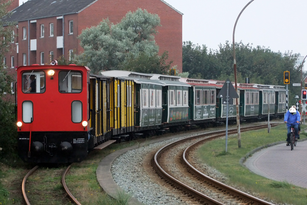 Lok  Emden  vor einem Zug auf Borkum Richtung Hafen 7.9.2013