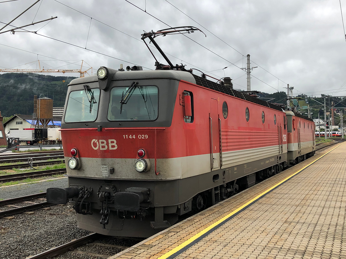 Lok und Fahrtrichtungswechsel des Venice Simplon Orient Express (VSOE / DRV 1368). Das ÖBB 1144 Tandem bestehend aus 1144 029-6 & 1144 033-8 bespannten den Zug von Innsbruck Hbf  bis Buchs SG. Aufgenommen am 28.07.2021