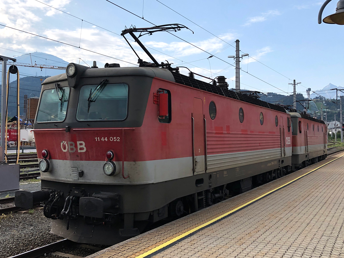 Lok und Fahrtrichtungswechsel des VSOE - Venice Simplon Orient Express (DRV 1377). Das ÖBB 1144 Tandem bestehend aus 1144 052-8 & 1144 033-8 bespannten den Zug von Buchs SG bis Brenner/Brennero. Aufgenommen in Innsbruck Hbf am 13.08.2021