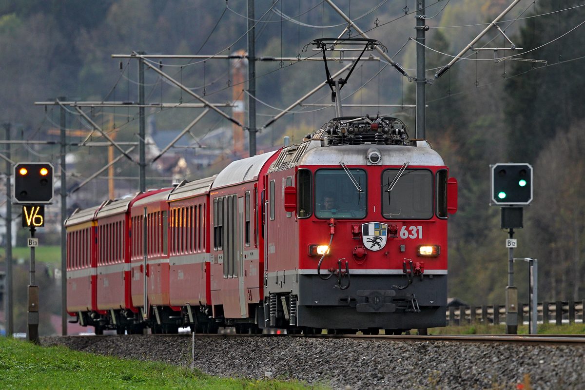 Lok Ge 4/4 II 631 der Rhb zieht einen RE bei Schiers Richtung Davos.Bild vom 20.10.2014