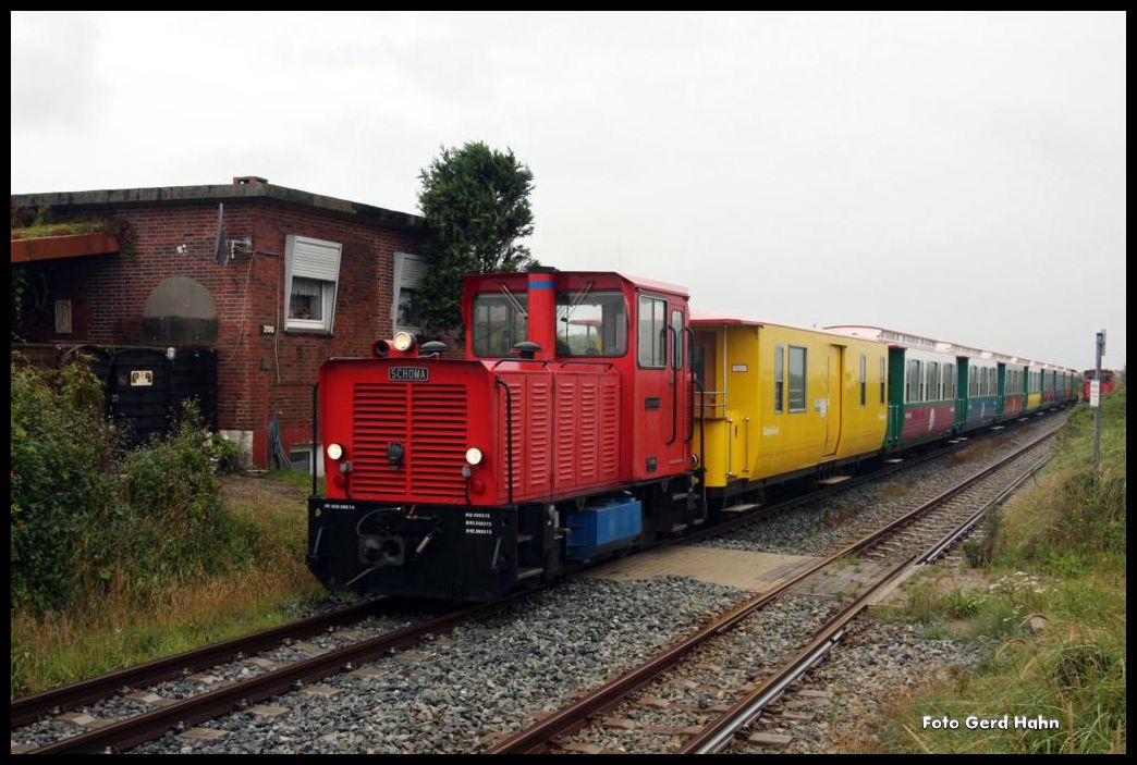 Lok Hannover der Borkumer Kleinbahn war am 16.08.2015 mit einem Zug zum Hafen entlang der Straße  Reede  unterwegs.