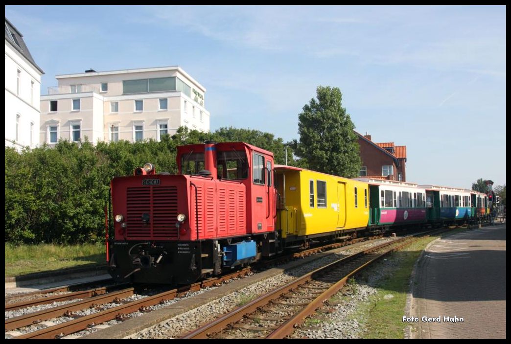 Lok  Hannover  fährt am 20.08.2015 mit einem Leerzug vom Inselbahnhof zum Betriebshof der Borkumer Kleinbahn.