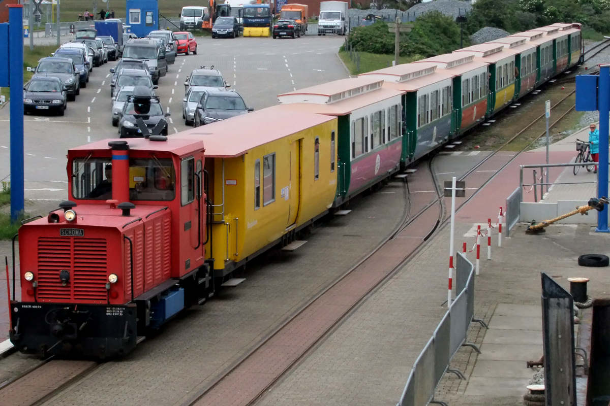 Lok  Hannover  vor einem Wendezug auf Borkum bei der Einfahrt in den Fährbahnhof Borkum 1.6.2014 