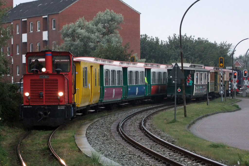 Lok  Hannover  vor einem Zug auf Borkum Richtung Hafen 7.9.2013 