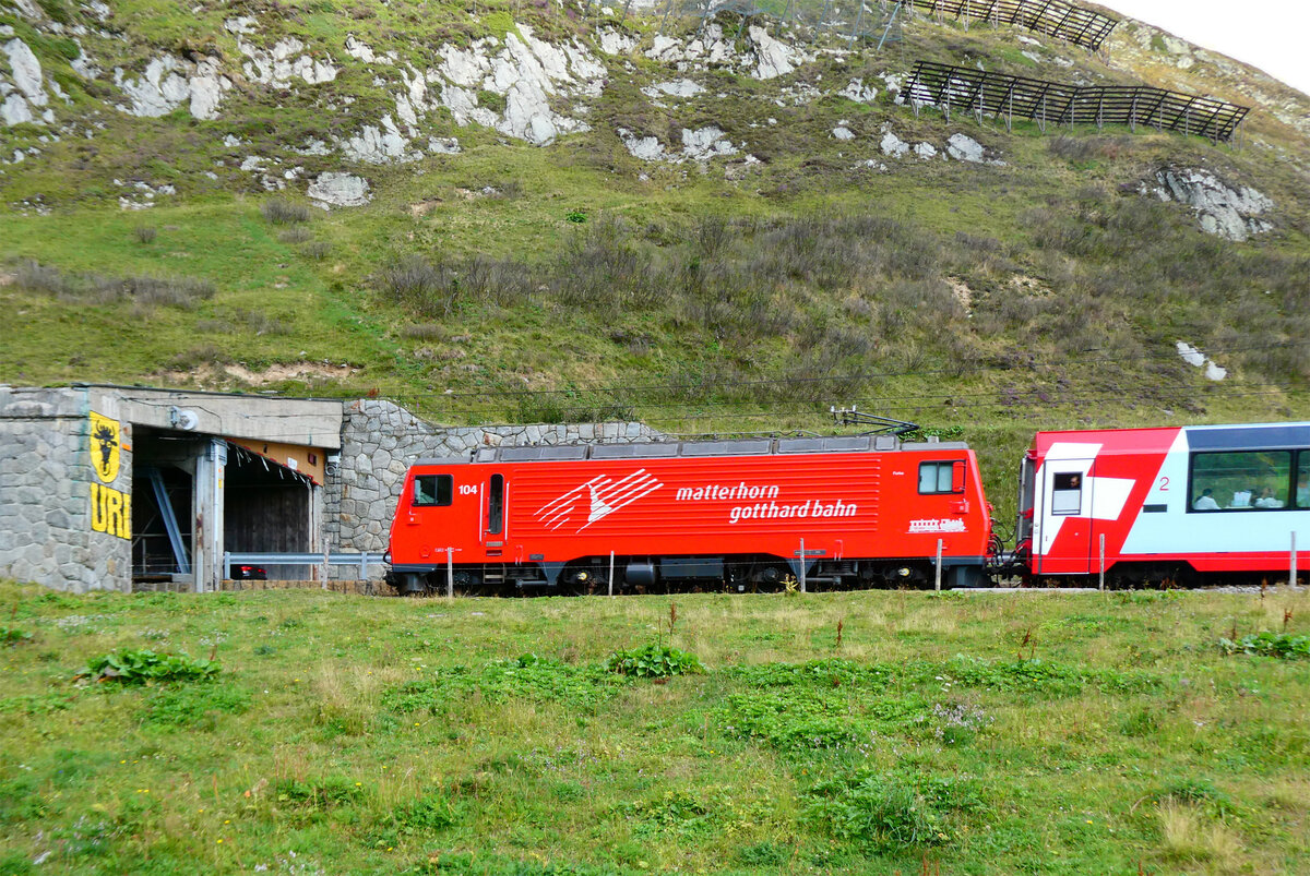 Lok HGe 4/4 f�hrt mit dem Glacier-Express nicht nur in die Schutzgalerie ein, sondern symbolisch auch in den Kanton Uri. Das Foto wurde vom Wanderweg aus aufgenommen. Oberalppass, 7.8.2026