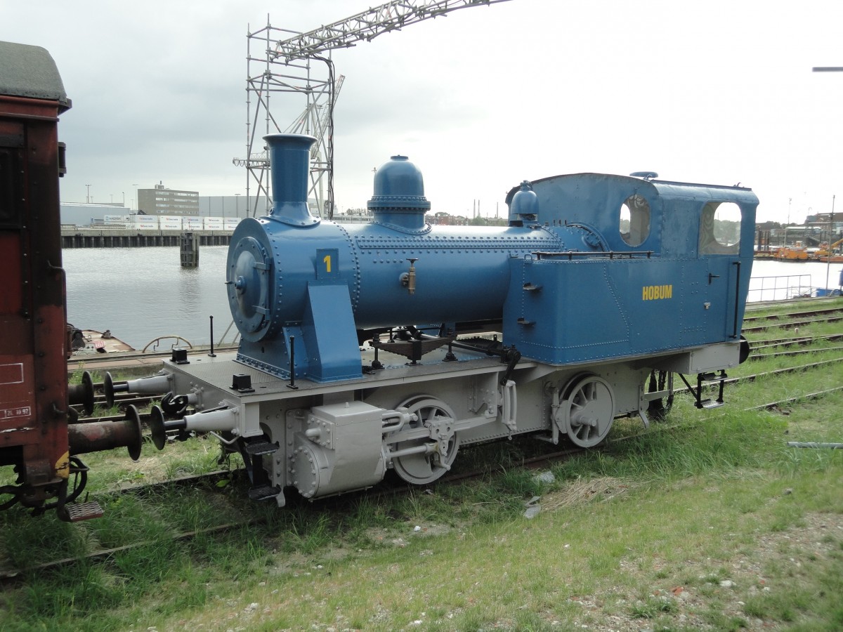 Lok Hobum 1 am 1.9.2013 im Hafenmuseum Hamburg / Tender-Dampflok, Bauart L 22.15, 1937 bei Henschel, Nr. 23485, 250 PS, Lp 8200 mm, Dienstgewicht 29,08 t / seit 2004 bei Stiftung Hamburg Maritim, dort vom Verein Freunde der historischen Hafenbahn betreut.