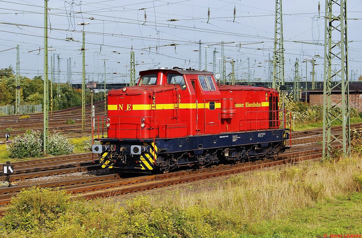 Lok IV der Neusser Eisenbahn am 19.10.2013 im Neusser Hauptbahnhof. Die formschne und farblich ansprechende Lok mit einer Leistung von 808 kW wurde 1965 mit der Fabrik-Nr. 57801 von Deutz gebaut.