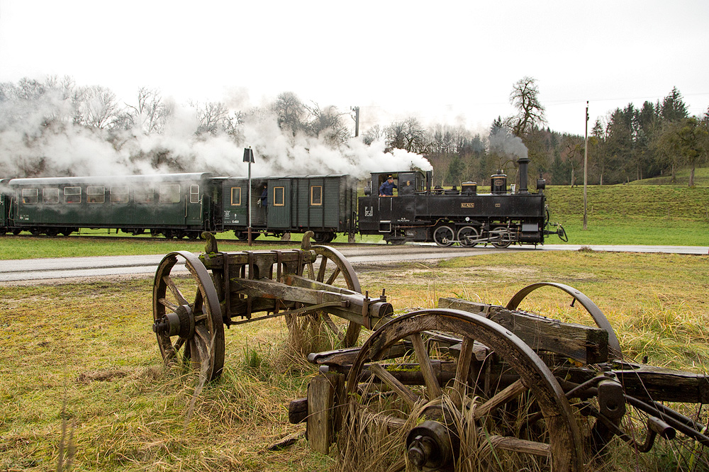 Lok Klaus Nr6 bringt an einem verregneten 8.Dezember den zweiten Adventzug nach Grünburg. (Einfahrt Sommerhubermühle)