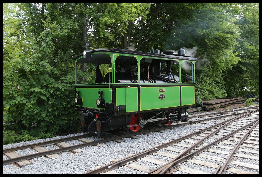 Lok Laura rangiert im Endbahnhof Prien am 26.5.2022 wieder auf die vordere Zugseite, um wenig später zurück nach Stock am Chiemsee fahren zu können.