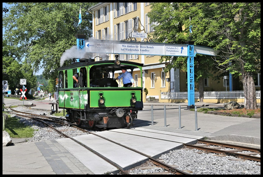 Lok Laura rangiert hier am 26.5.2022 im Endbahnhof Stock am Chiemsee.