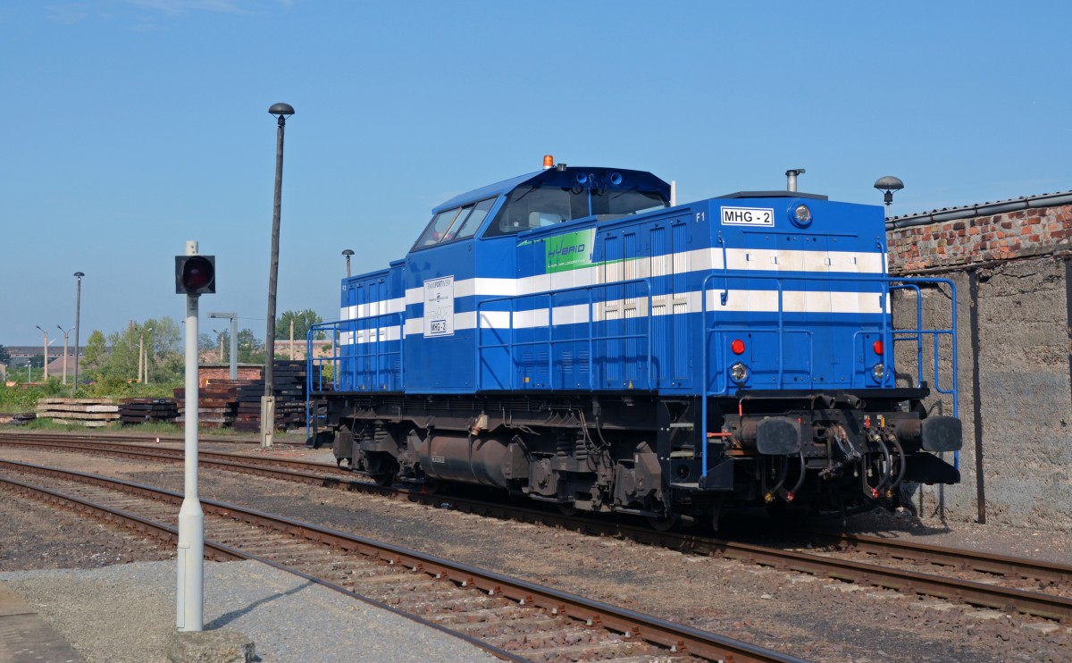 Lok MHG 2 des Hafen Magdeburg, eine bei Alstom umgebaute Hybrid-V 100, stand am 12.09.15 im Gelände des Hafen Magdeburg abgstellt.