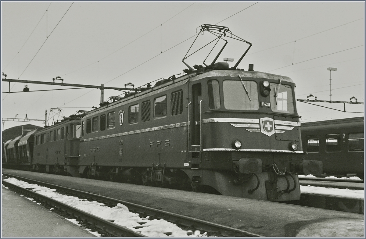 Lok mit Schnauz - da fallen einem natürlich die eleganten Ae 6/6  Kantonslok ein, im Bild die Ae 6/6 11420 und eine weitere,  ungeschmückte  mit einem Kieszug in Luzern.

Analoges Bild vom 26. Mai 1985