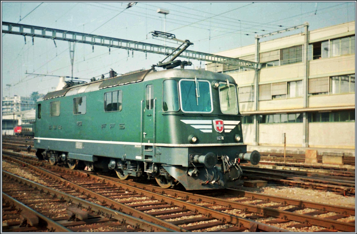 Lok mit Schnauz: wohl eher kurzzeitig zierte wohl der hier zu sehende Schnauz die SBB Re 4/4 11238, welche ich im März 1994 in Lausanne fotografieren konnte. 

03/1994