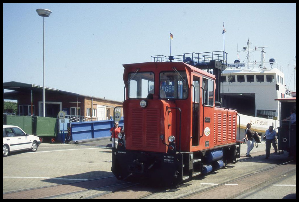 Lok Münster rangiert hier am 24.7.1999 am Kai auf Borkum.