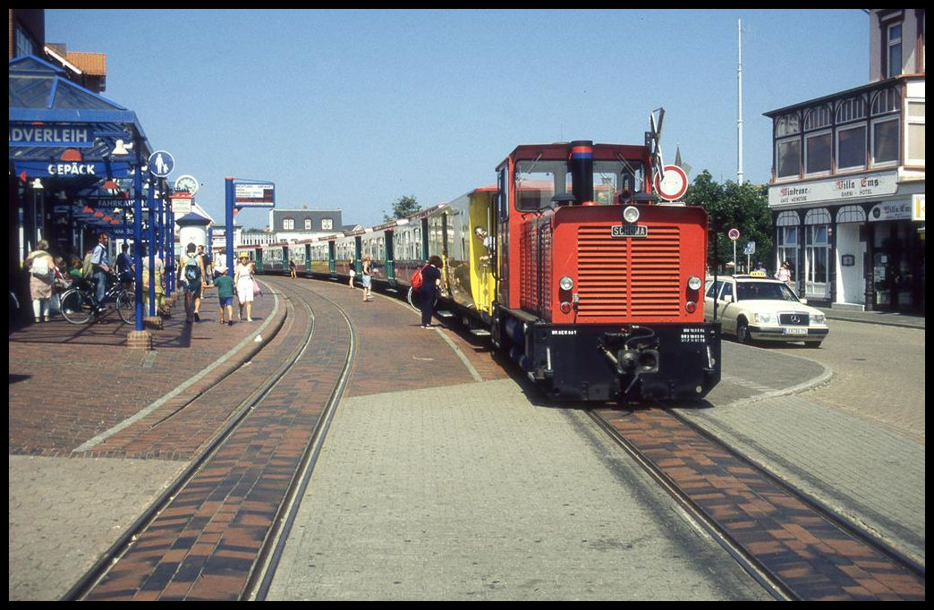 Lok Münster steht mit einem Personenzug am 24.7.1999 abfahrbereit zum Hafen im Stadtbahnhof Borkum.