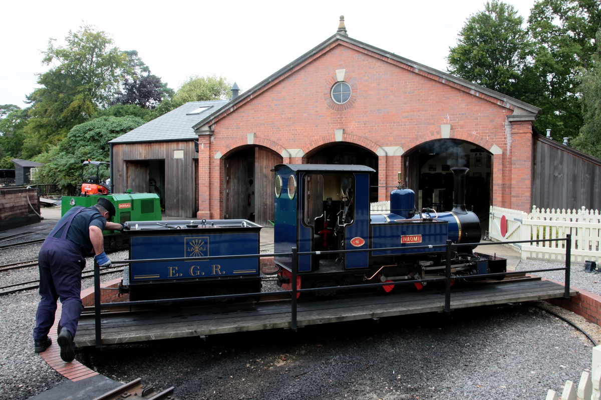Lok NAOMI (Bratton Flemming Devon England, Fabr.-Nr. 316, Bauj. 2002) wird gedreht vor der Fahrzeughalle am 03.09.2015. Die Exbury Garden Railway ist eine private Schmalspurbahn und fährt auf einer Spurweite von 311mm ca. 1,63 km durch Exbury Garden. 