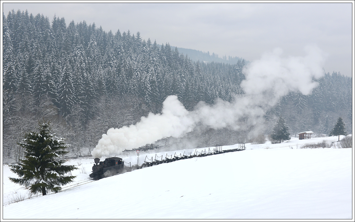 Lok Nr. 1 vom ČKD-Typ D760/90, von welcher nur 4 Stück gebaut wurden, verlässt Šánske, den aktuellen Endpunkt der Stichstrecke Čierny Balog - Šánske, am 27.1.2018.