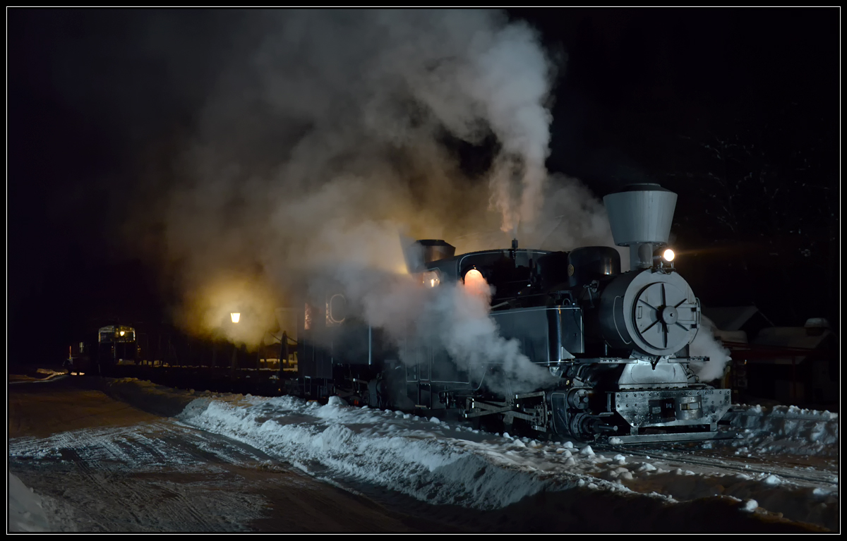 Lok Nr. 1 und Lok Nr. 5 (kalt) der Museumsbahn Čierny Balog beim Nachtfotohalt am 27.1.2018 beim Freilichtmuseum Lesnícky skanzen Vydrovo.