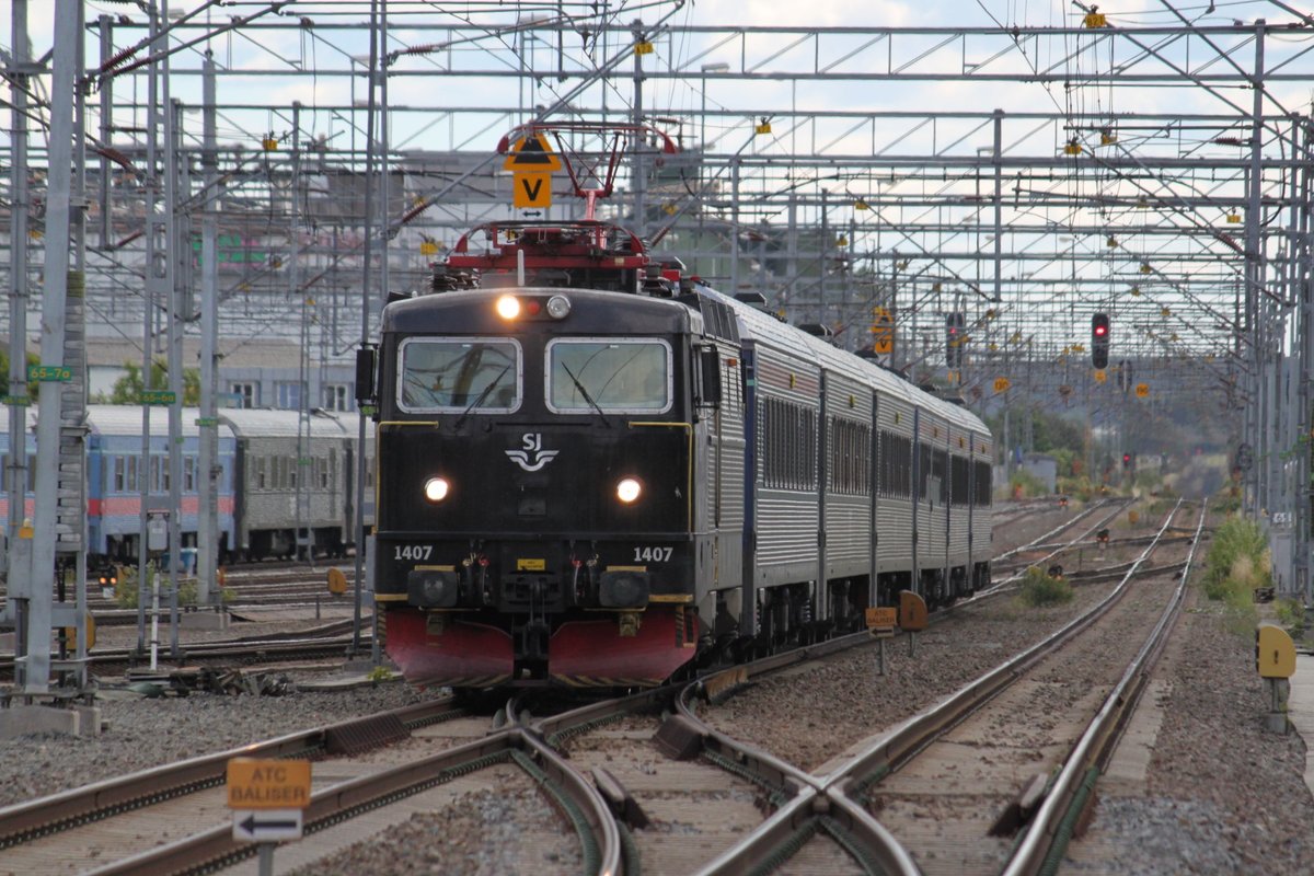 Lok Nr. 1407 (Rc6) erreicht am 13.07.2017 mit ihrem IC36 nach Mora den Bahnhof Uppsala C.