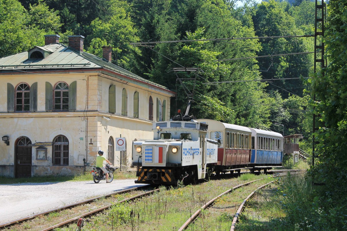 Lok Nr. 5 (Baujahr 1927) der Wachtlbahn (ehemalige Steinbruchrollbahn Kiefersfelden) mit Museumszug 10 Wachtl (Österreich)-Kiefersfelden (Deutschland) bei Gießenbachklamm (Deutschland) am 21-7-2013.
