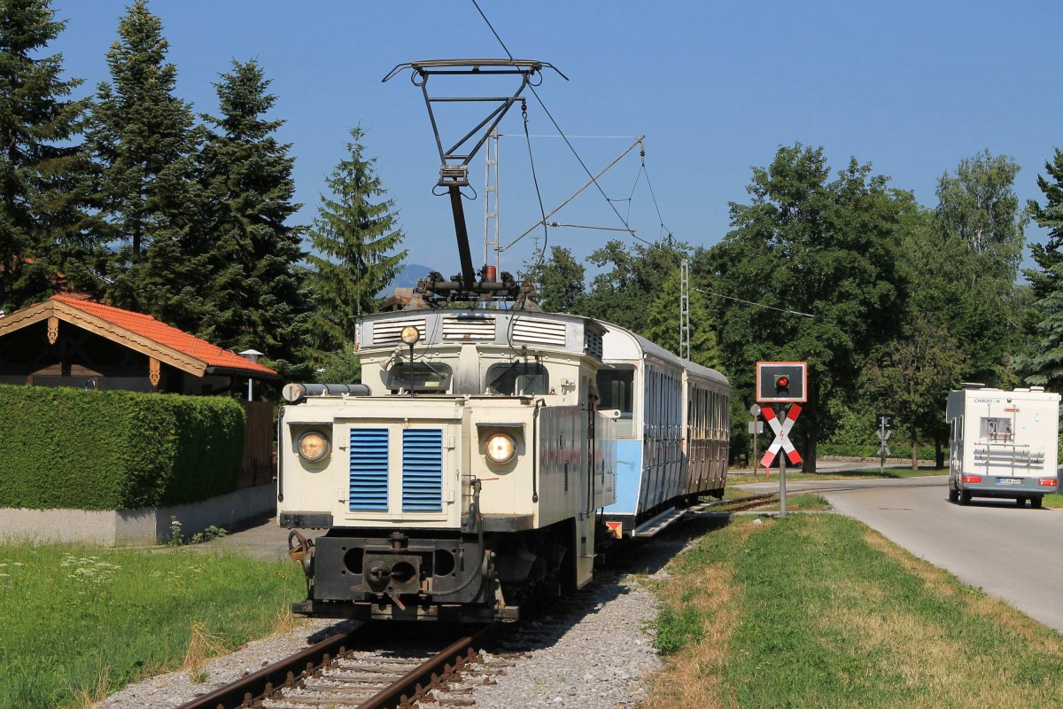 Lok Nr. 5 (Baujahr 1927) der Wachtlbahn (ehemalige Steinbruchrollbahn Kiefersfelden) mit Museumszug 11 Kiefersfelden (Deutschland)-Wachtl (Österreich) bei Kiefersfelden  (Deutschland) am 21-7-2013.