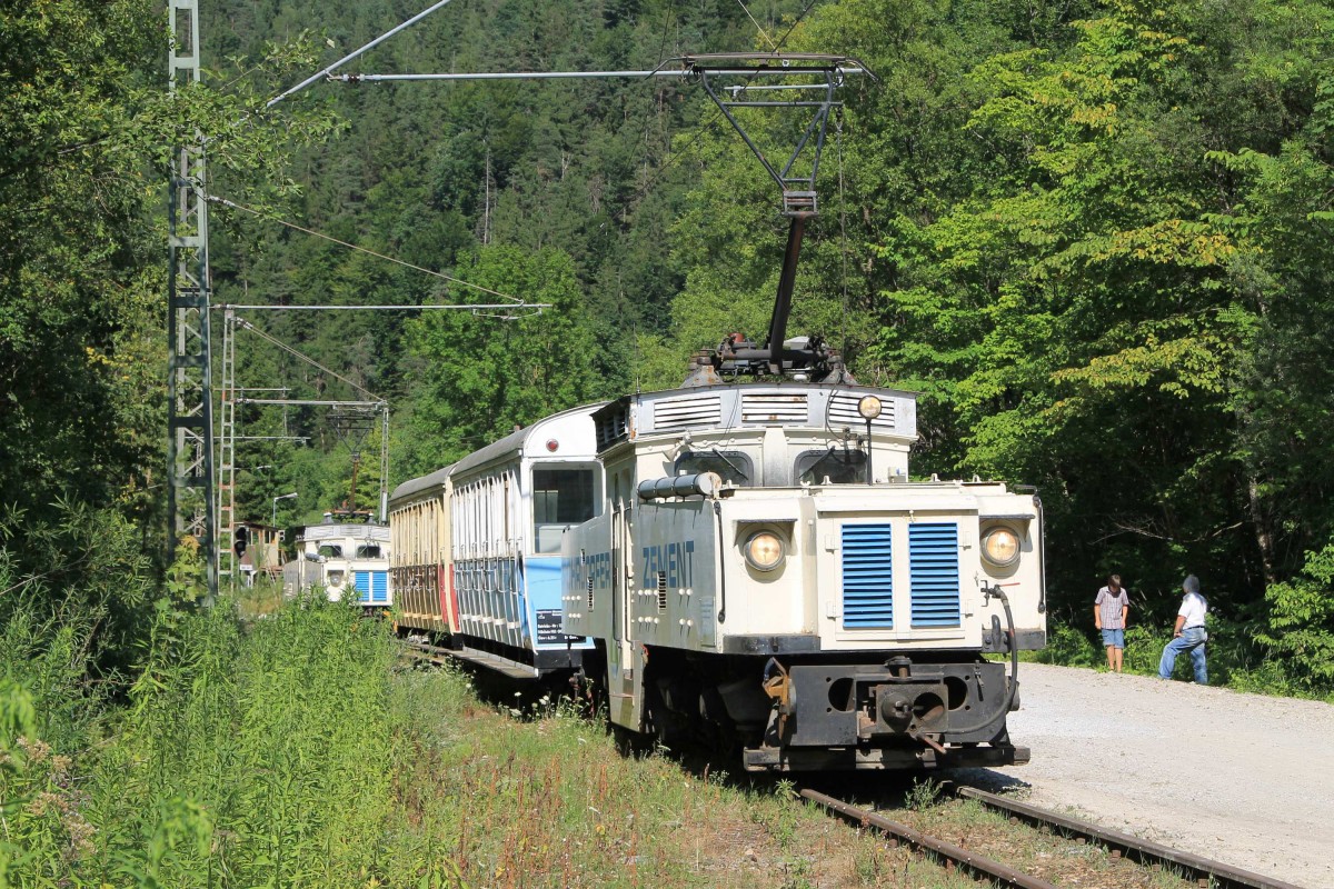 Lok Nr. 5 (Baujahr 1927) der Wachtlbahn (ehemalige Steinbruchrollbahn Kiefersfelden) mit Museumszug 11 Kiefersfelden (Deutschland)-Wachtl (Österreich) auf Bahnhof Wachtl (Österreich) am 21-7-2013.