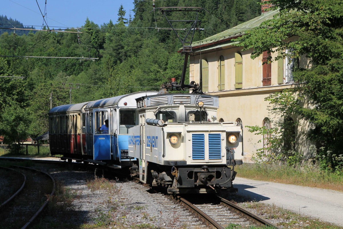 Lok Nr. 5 (Baujahr 1927) der Wachtlbahn (ehemalige Steinbruchrollbahn Kiefersfelden) mit Museumszug 11 Kiefersfelden (Deutschland)-Wachtl (Österreich) bei Gießenbachklamm (Deutschland) am 21-7-2013.