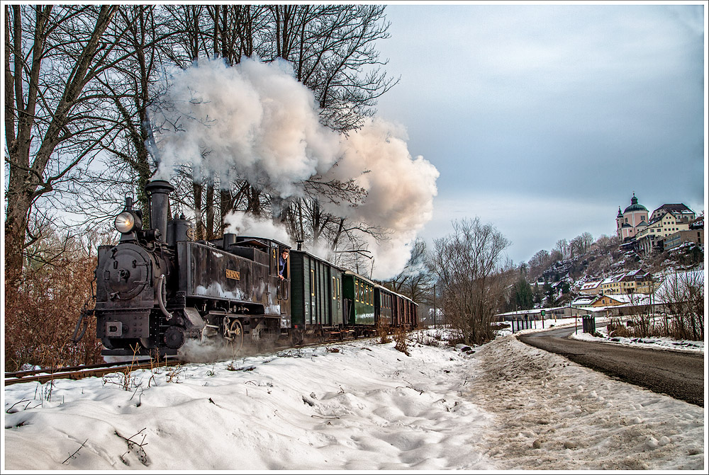Lok Nr2 Sierning (298.108) mit dem Foto-GmP am 3.1.2015 in Unterhimmel auf dem Weg nach Grünburg.