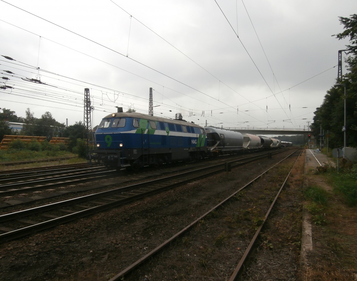 Lok Nr.9 von NIAG bei der Ausfahrt aus dem Güterbahnhof Duisburg Entenfang mit einem Kesselzug.

Duisburg Entenfang 25.07.2014