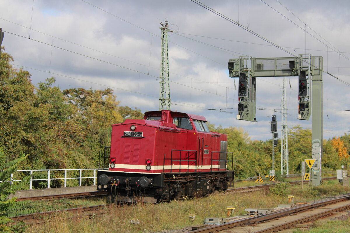 LOK OST 298 135-5 als Tfzf Richtung Abzweig Br�cke, am 19.10.2026 in Magdeburg-Neustadt.