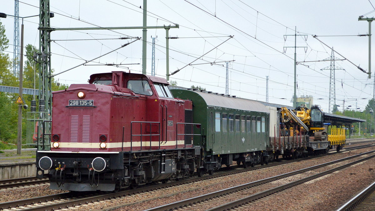 LOK OST - Lokführerdienstleistungen Olof Stille mit  298 135-5  [NVR-Nummer: 98 80 3298 135-5 D-OST] und Bahndienstwagen + Werkzeugcontainern + Drehbohranlage DELMAG G42B auf Drehgestell-Flachwagen am Haken am 16.05.19 Bf. Flughafen Berlin-Schönefeld.