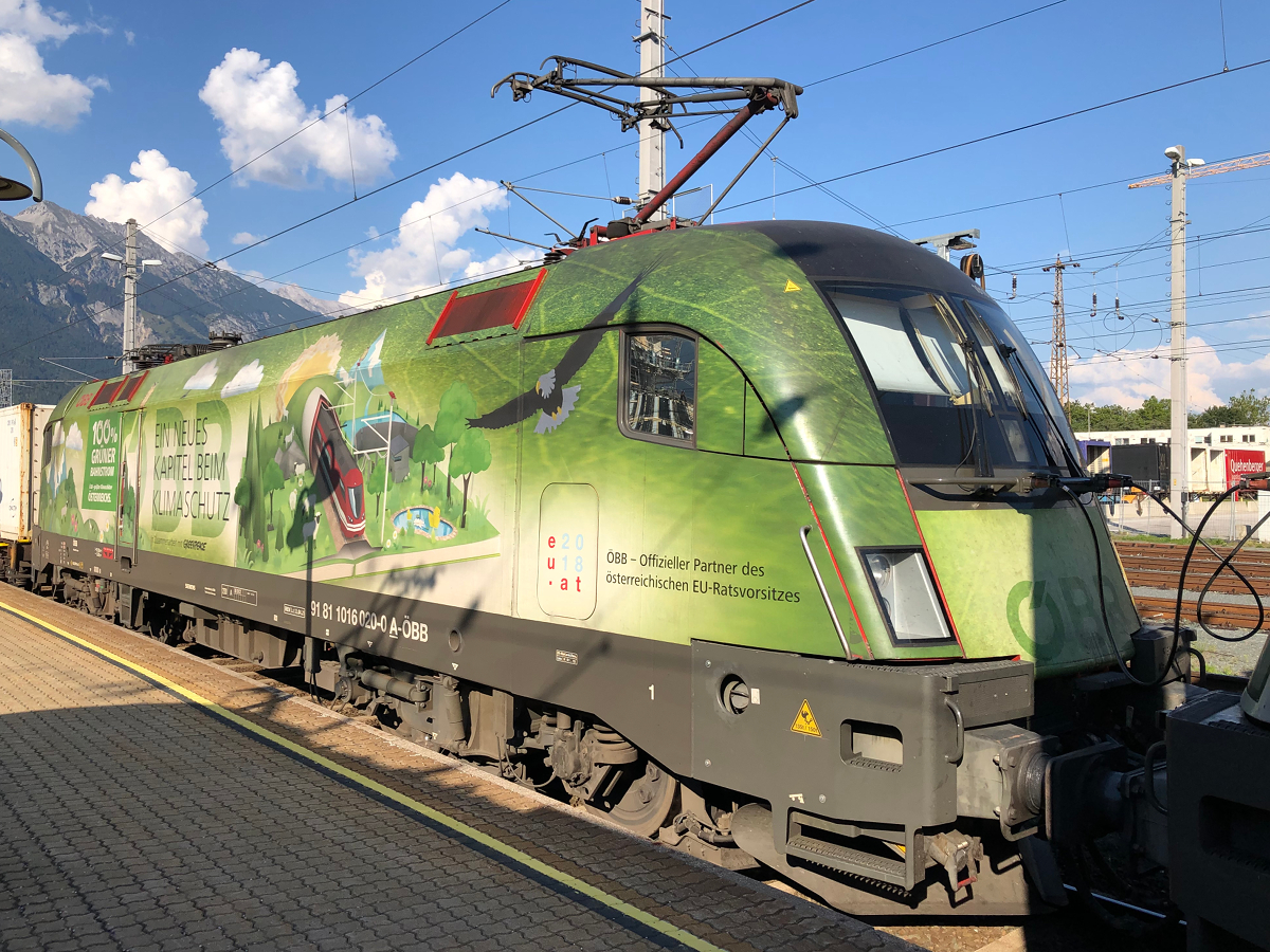 Lok-Portrait der anderen Seite der ÖBB 1016 020-0  Klima- und Umweltschutz Lok  vor einem Kontainerzug nach Wolfurt bei einem kurzen Zwischenhalt in Innsbruck Hbf. Aufgenommen am Abend des 09.09.2021