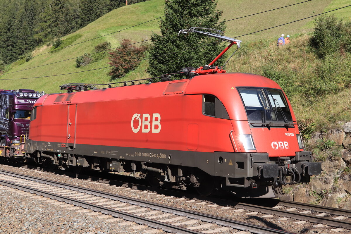 Lok-Portrait der ÖBB 1016 035-8. Aufgenommen bei St. Jodok am Brenner am 25.09.2021