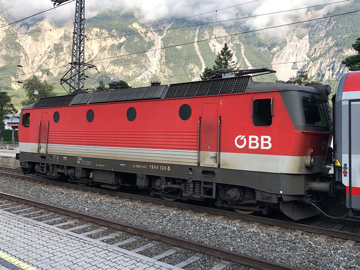 Lok-Portrait der ÖBB 1116 124-5 während des Halts in Ötztal-Bahnhof. Aufgenommen am 12.09.2021