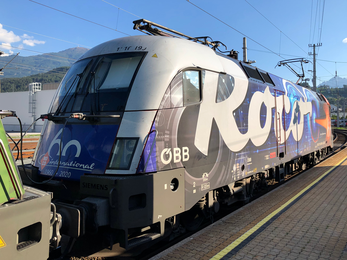 Lok-Portrait der ÖBB 1116 199-1  60 Jahre Roco  als Vorspannlok des Kontainerzuges nach Wolfurt. Aufgenommen am Abend des 09.09.2021 in Innsbruck Hbf